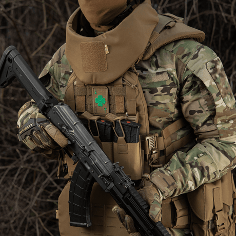 Taktisk utstyr med M-Tac Patch Lucky Card (broderi) med kløverblad på kampuniform. Slitesterk, brodert Cordura 500D-patch.