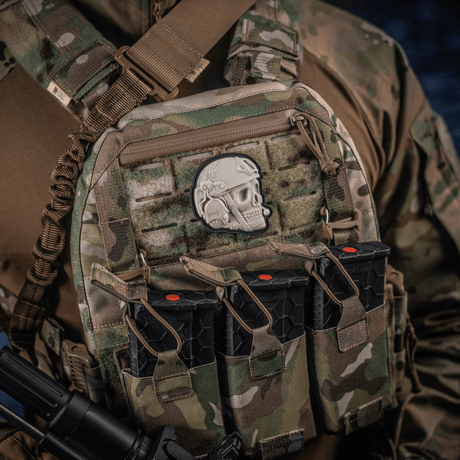 M-Tac Patch Operator 3D PVC på taktisk vest med realistisk design og Velcro-feste, perfekt for klær eller utstyr.