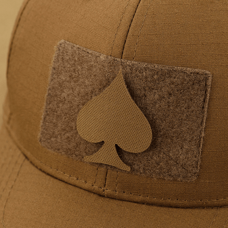 M-Tac Patch Spades Laser Cut i Cordura 500D-materiale med Velcro-bakside, ideell for militær og taktisk bruk, montert på en caps