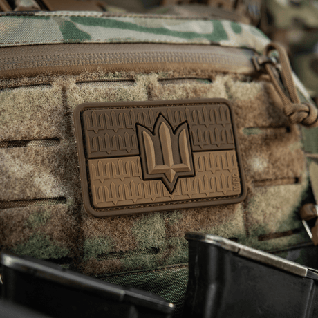 M-Tac patch Ukraine Flag med ZSU Trident PVC vist på kamuflasjebakgrunn, representerer ukrainsk stolthet og tradisjoner