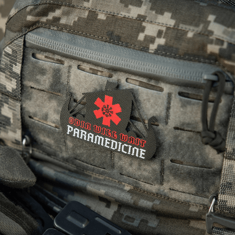M-Tac Patch Viking Evac på en kamuflasjevåpenveske med teksten «Odin Will Wait Paramedicine».