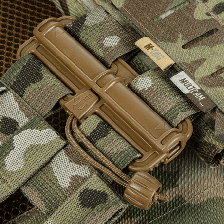 Nærbilde av M-Tac Plate Carrier Cuirass Elite Gen.II, viser holdbare Duraflex hurtigspenner i kamuflasjedesign, laget av slitesterkt Cordura 500D.