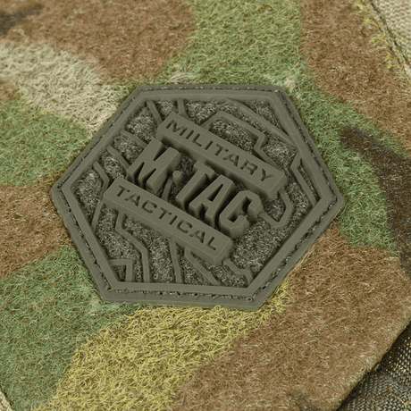 Logo på M-Tac Sling pistolveske Elite Hex med Velcro med militært design og kamuflasjebakgrunn.
