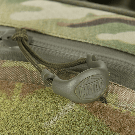 Detalj av M-Tac Sling pistolveske Elite Hex med Velcro vist i kamuflasjemønster med M-Tac-logo.