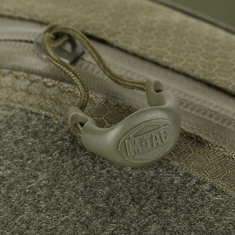 Detalj av M-Tac Sling Pistolveske Elite Hex med Velcro, glidelås og tekstilstruktur.