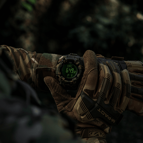 M-Tac Tactical Ur 2037 vist i camouflagedesign med funksjonalitet for utendørs bruk, inkludert kompass og LED-bakgrunnsbelysning.