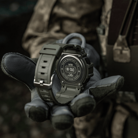 M-Tac Tactical Ur med Kompass 2233 i militær stil, vist på en hånd med hansker, egnet for utendørs og taktisk bruk, vanntett 5ATM.