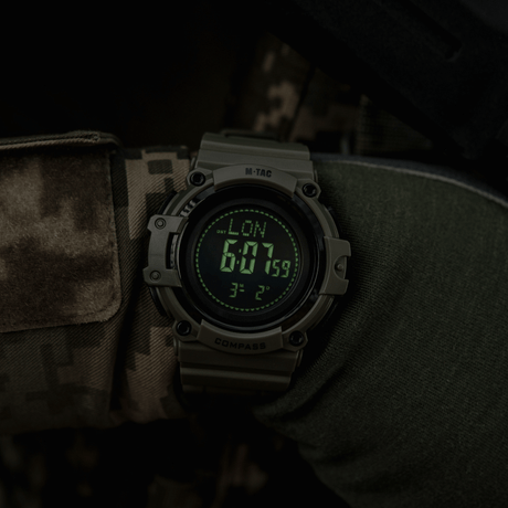 M-Tac Tactical Ur med Kompass 2233 viser tid og kompass på grønn LED-skjerm, designet for robust taktisk og utendørs bruk.