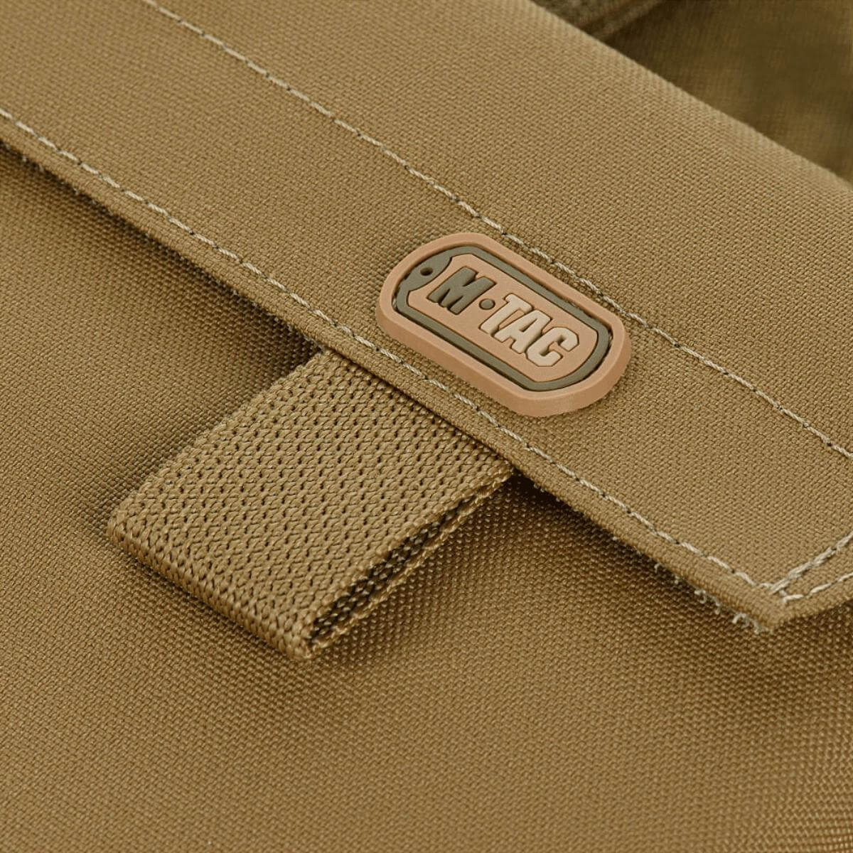 M-Tac taske til Bundeswehr liggeunderlag med velcro-stropper til fastgørelse på MOLLE-systemer, beige materiale og robust syning.