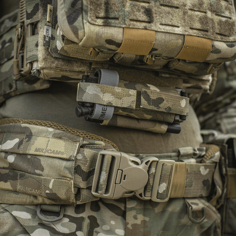 M‑Tac Tourniquet Pouch Elastic Gen.5 på taktisk utstyr, laget av Cordura 500D, med elastiske bånd og rask tilgang fra begge sider.