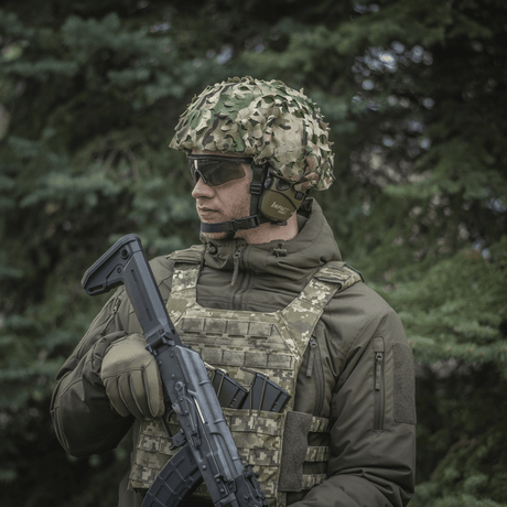 M‑Tac Vilha Hjelmcover Elite på militærhjelm med MULTICAM-camouflage for optimal skjul og beskyttelse i terreng.