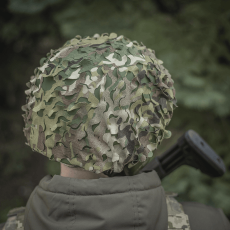 M‑Tac Vilha Hjelmcover Elite med MULTICAM-camouflage på en hjelm, designet for FAST hjelmer, egnet for ujevnt terreng.