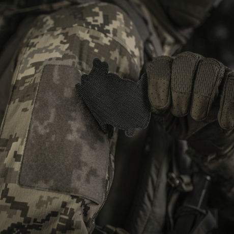 Soldat i kamuflasjejakke fester M‑Tac Patch Baba-Yaga Vertical på ermet med velcro.