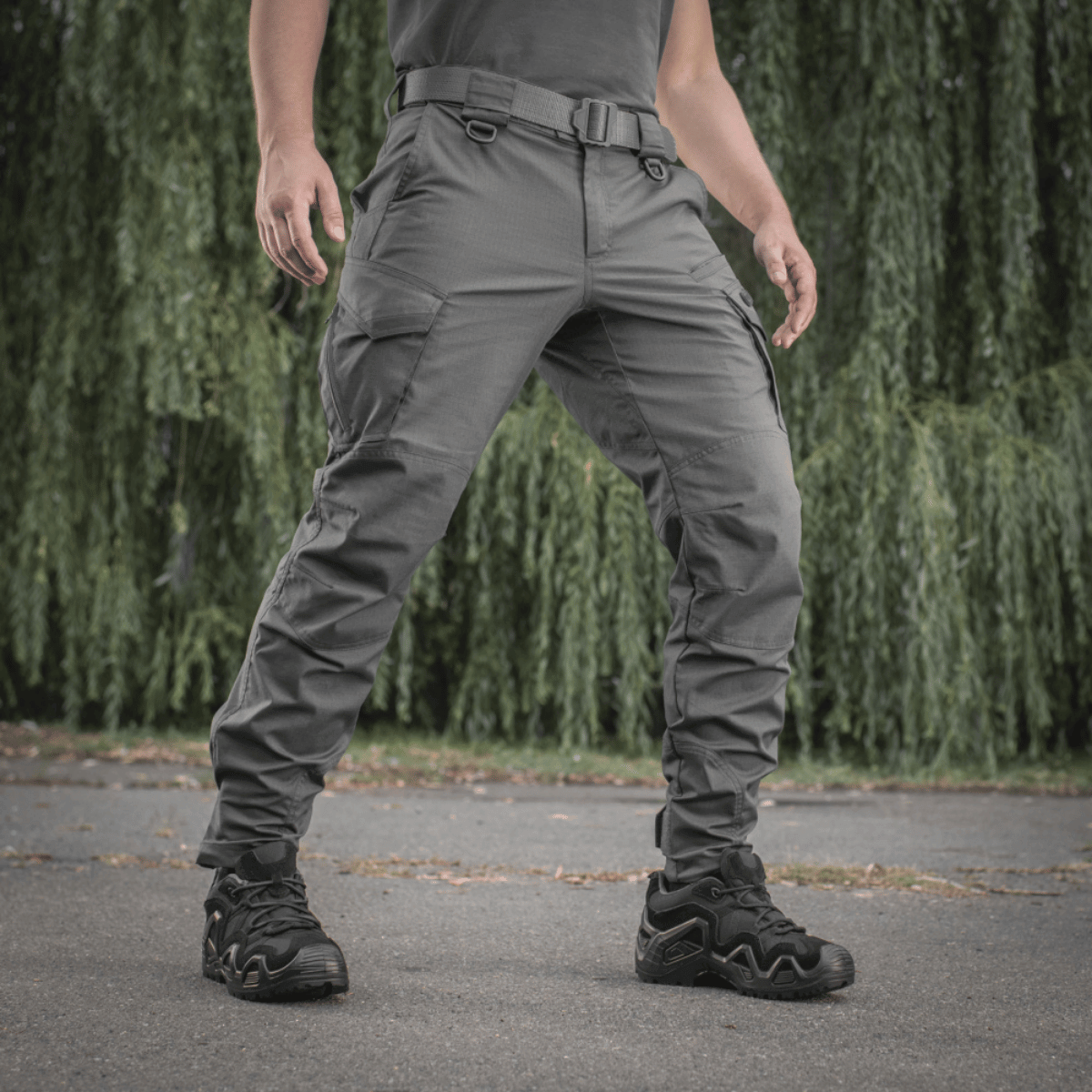 M-Tac Taktiske Bukser Aggressor Gen. II Flex i naturen med fokus på funktion og komfort.