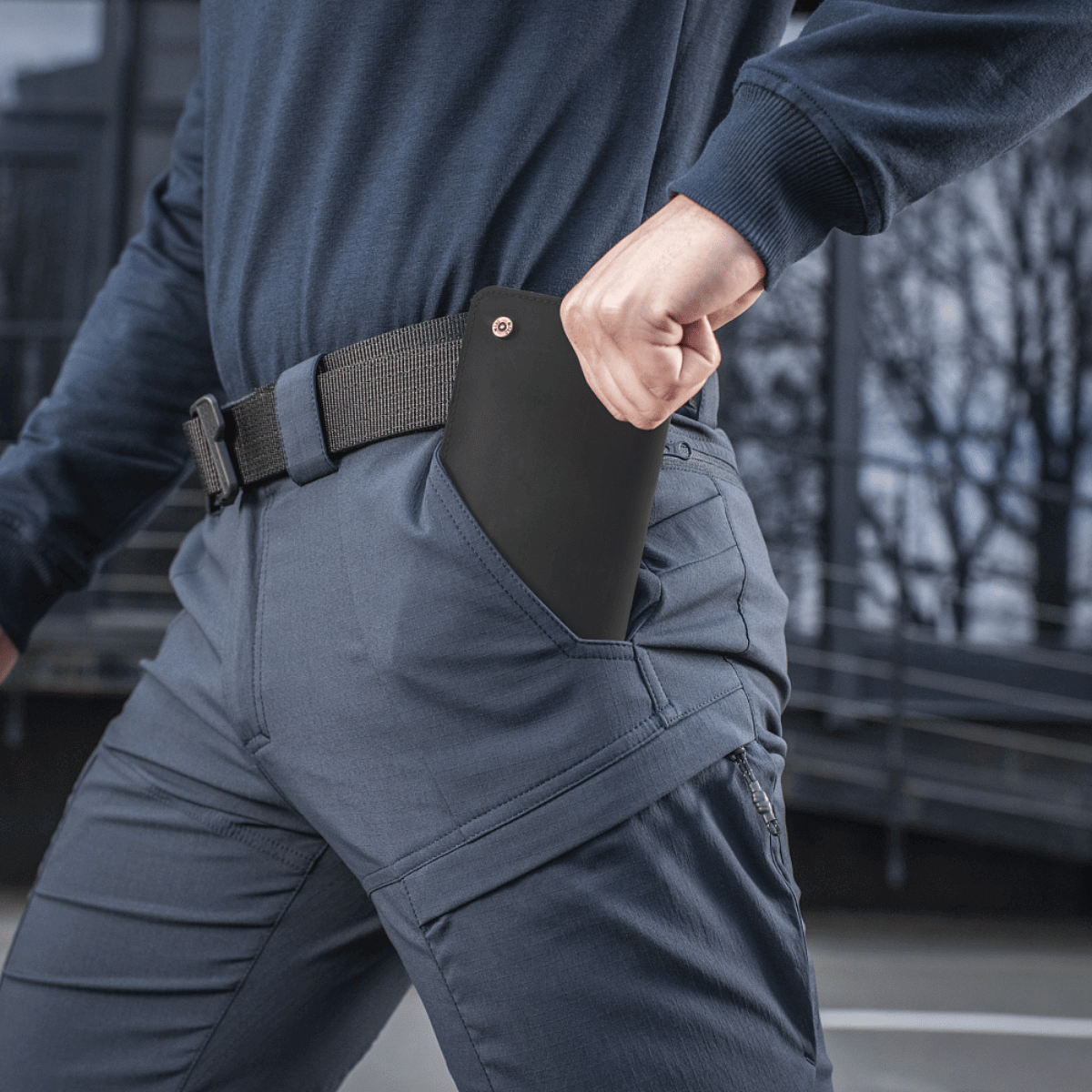 Mand i M-Tac Bukser Sahara Flex Light med fokus på elastisk stof til sommerkomfort og bevægelsesfrihed.