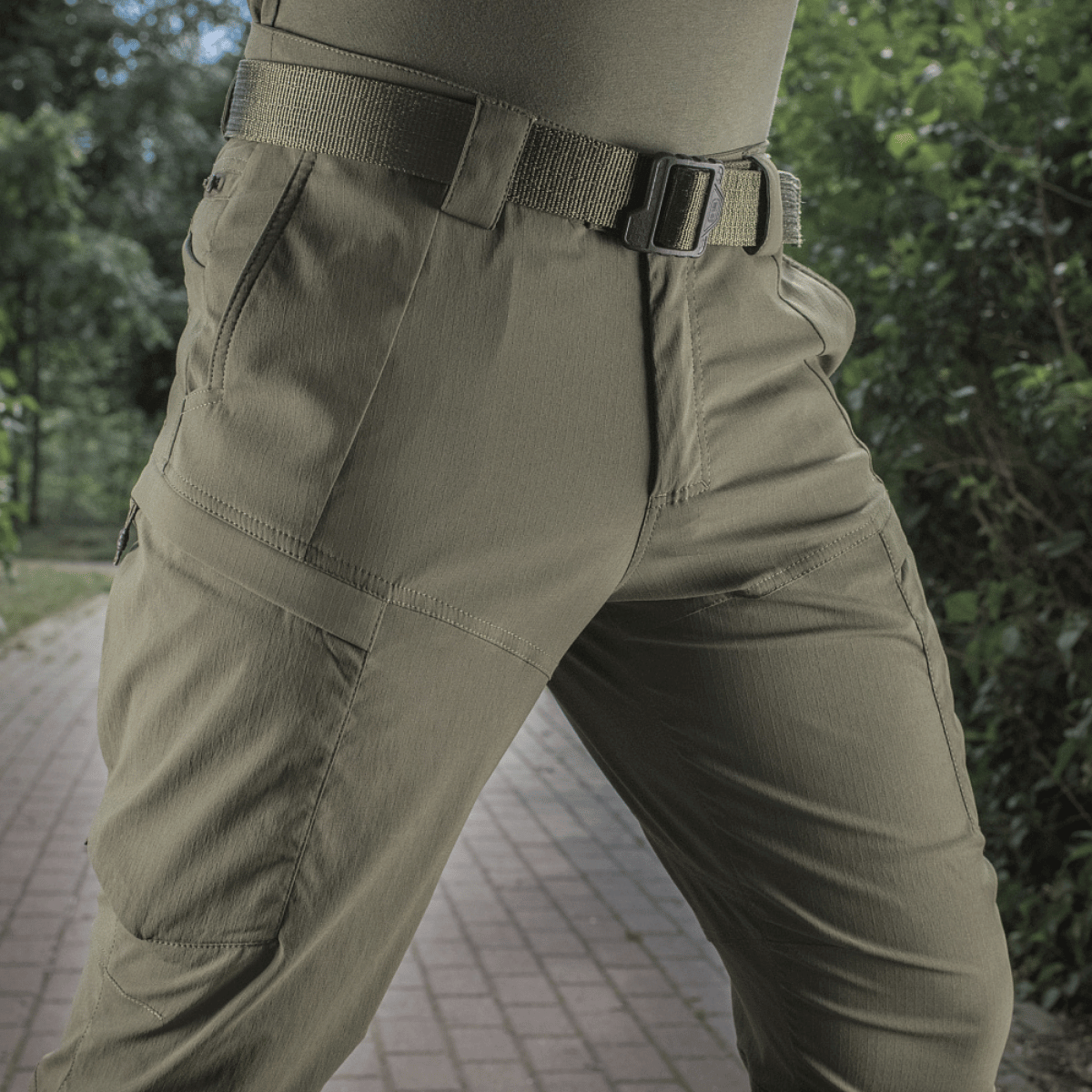 M-Tac Bukser Sahara Flex Light i beige vises udendørs med fleksibilitet og komfort til sommervejr.