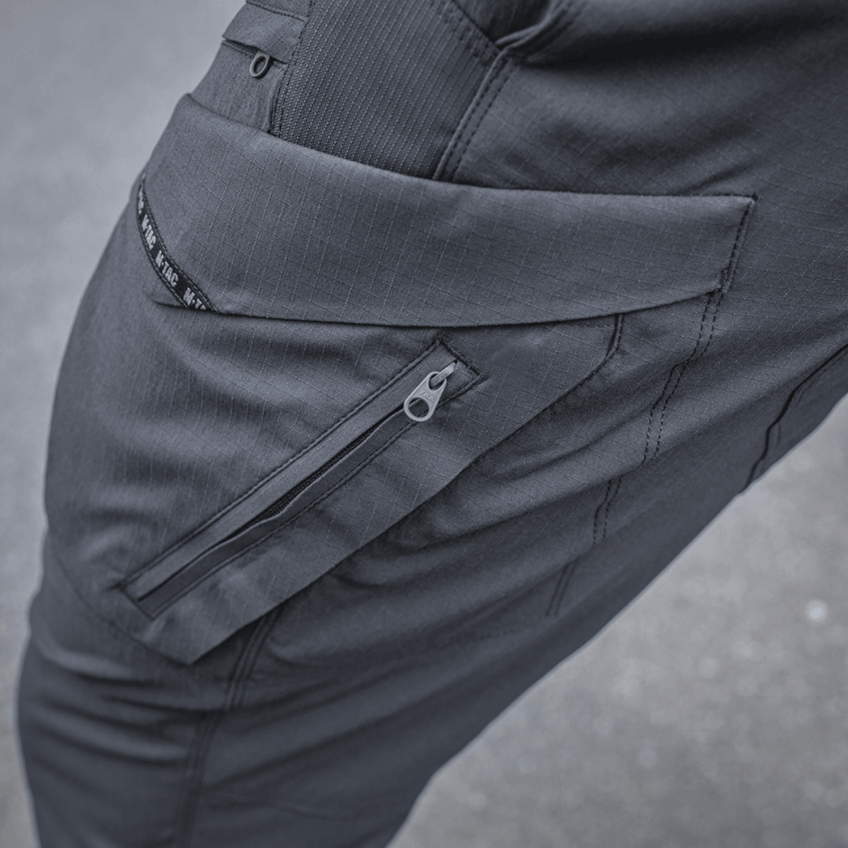 M-Tac Bukser Aggressor Summer Flex design detalje i Rip-Stop nylonstof, ideelle til varmt vejr med forbedret åndbarhed.