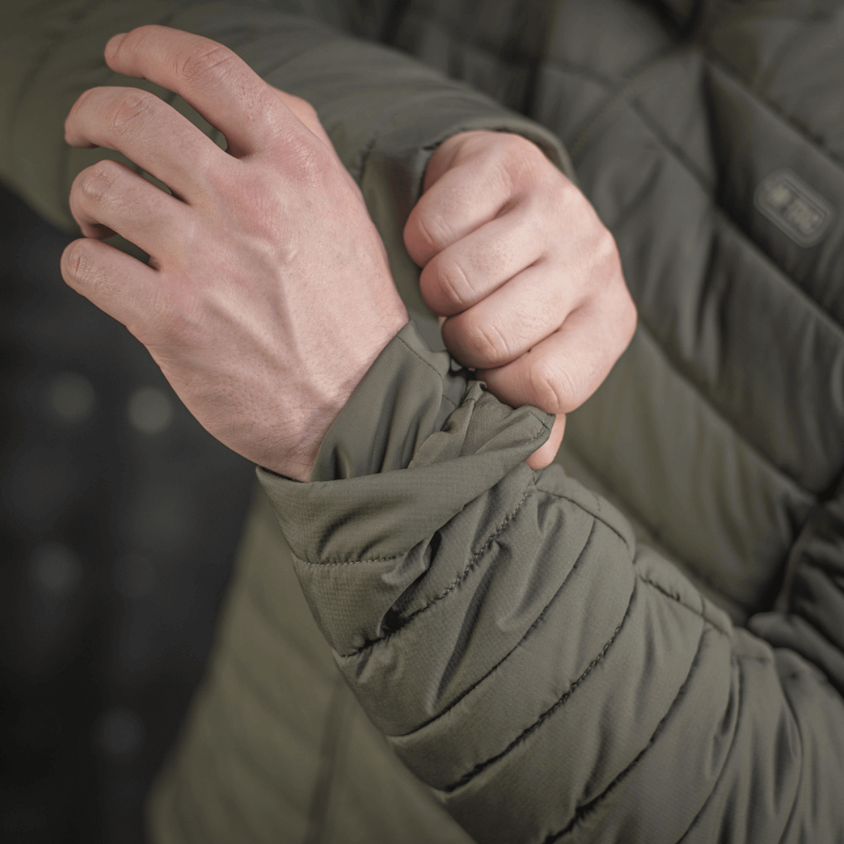 Detalje af M-Tac Jarl Jakke i brug med fokus på manchetter og Toray mekanisk stræknylon, ideel til kolde og blæsende forhold.