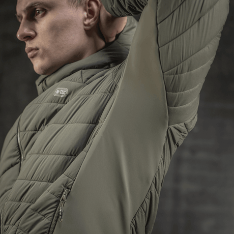 M-Tac Jarl Jakke i Toray mechanical stretch nylon med G-Loft isolering, herremodel i grå, set fra siden