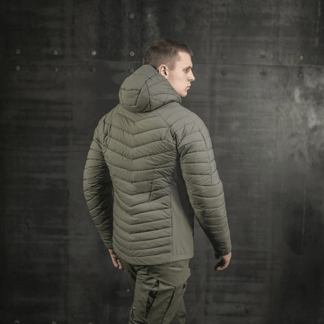M-Tac Jarl Jakke model bagfra, åndbart Toray nylon, innovativ og alsidig design til mellemsæsoner.