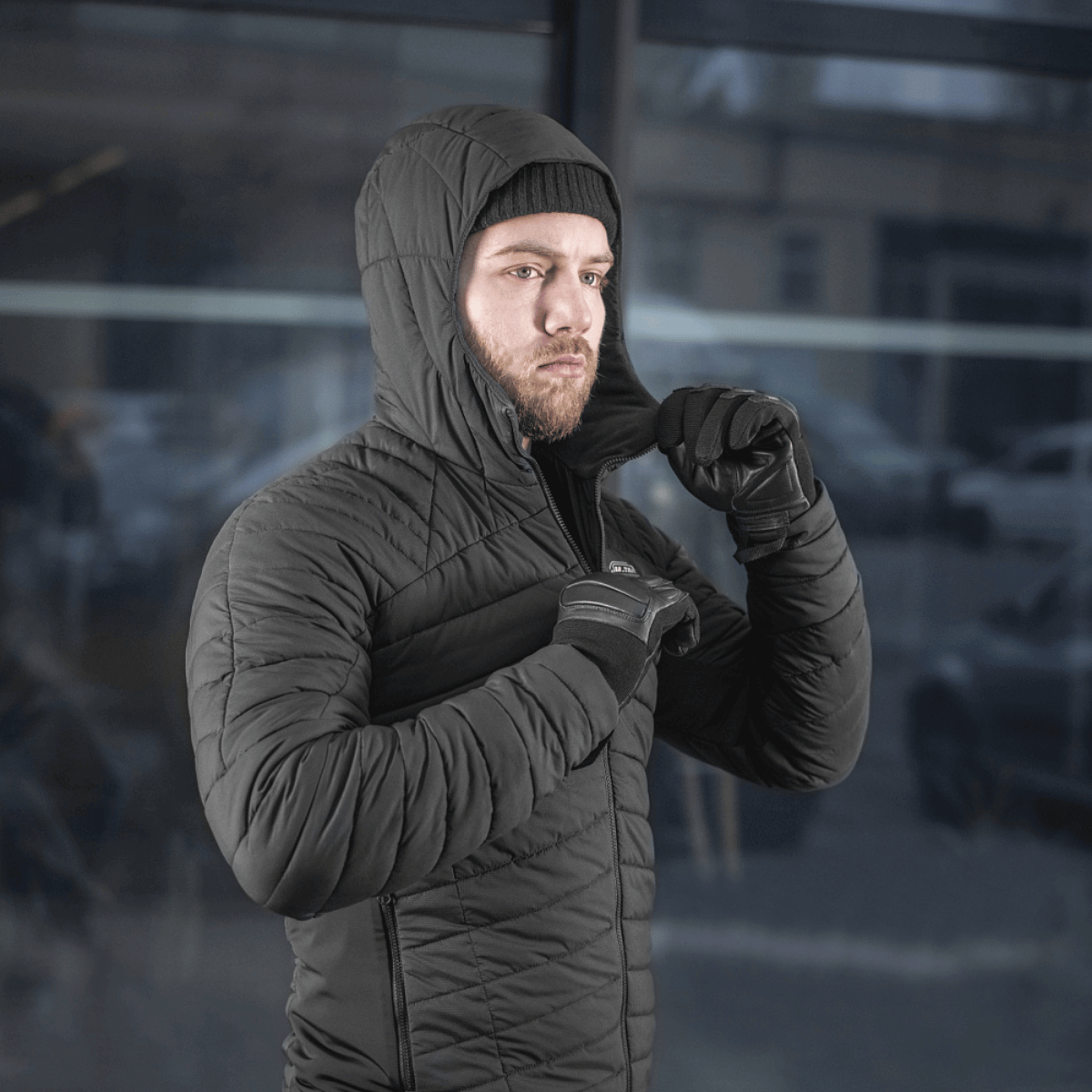 Mand iført M-Tac Jarl Jakke, designet til beskyttelse mod kulde og vind