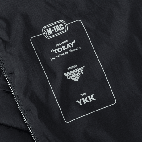 Detaljebillede af M-Tac Jarl Jakke med Toray, G-Loft og YKK mærkning.