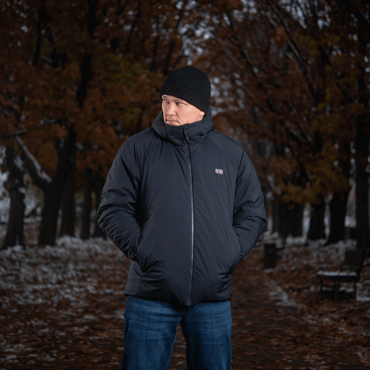 Mand iført M-Tac Paladin Jakke i vintermiljø, viser stilfuldt og avanceret design i temperaturer ned til -15°C