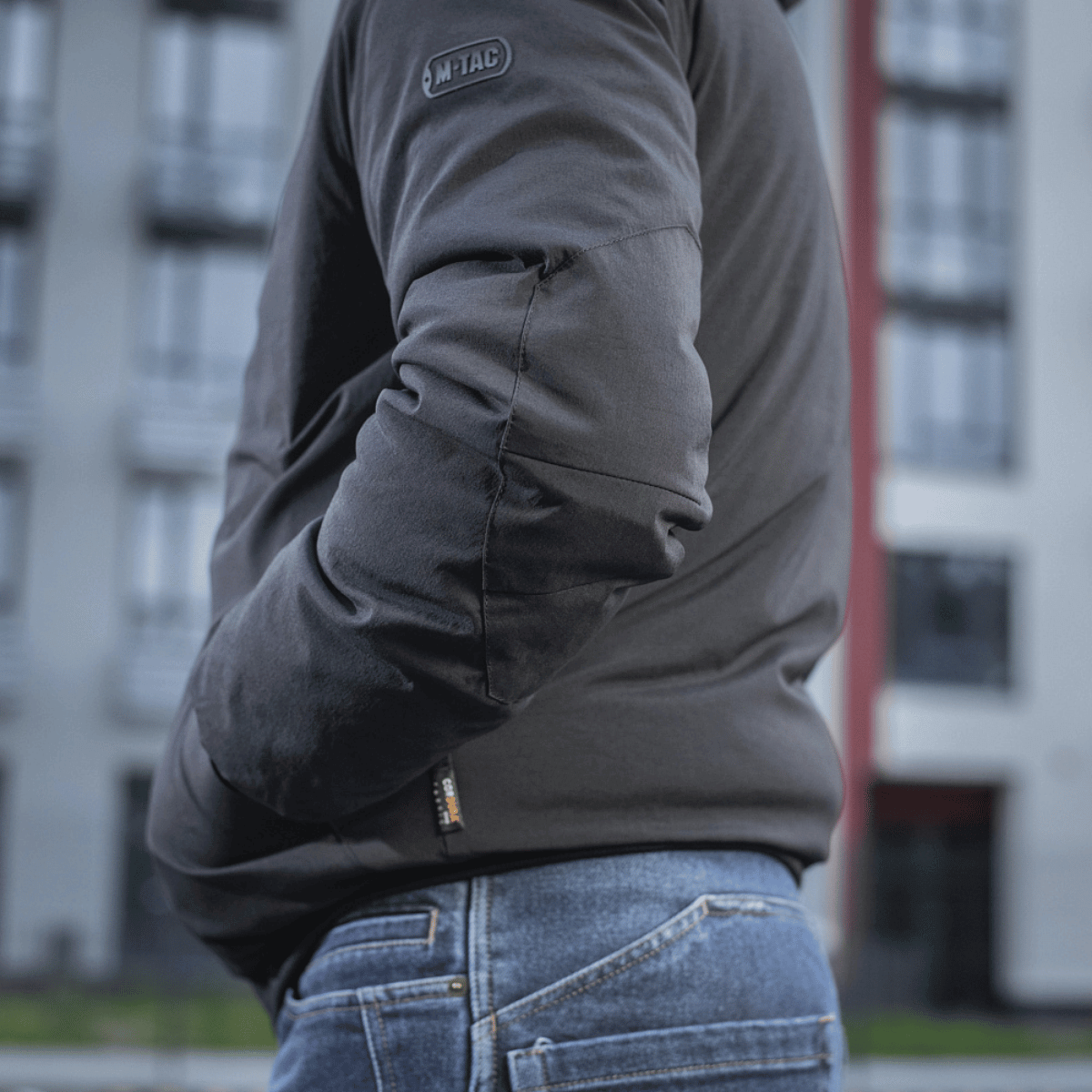 M-Tac Rubicon Jakke Gen. II bomberjakke i Cordura-stof, set fra siden med fokus på ærme og logo