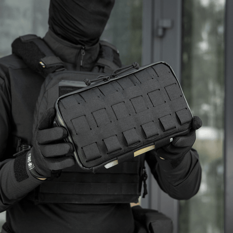 Sort M-Tac Admin Pouch Large Elite Gen.II i bruk med robust Cordura, perfekt for oppbevaring av nettbrett og småting.