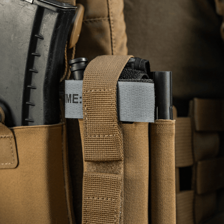 M‑Tac Tourniquet Pouch Elastic Gen.5 montert på taktisk utstyr med elastiske bånd og Velcro.