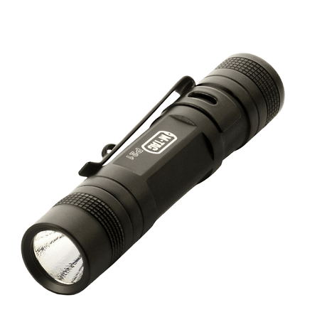 M-Tac lommelykt P21 kompakt LED-lommelykt i svart aluminium, egnet for EDC-kit og utendørs bruk, drevet av AA-batteri.