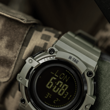 M-Tac Tactical Ur med Kompass 2233 i robust design med LED-bakgrunnsbelysning, egnet for utendørs og taktisk bruk.