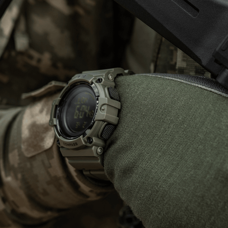 M-Tac Tactical Ur med Kompass 2233 i urban design, egnet for utendørs og taktisk bruk, med LED-bakgrunnsbelysning og kompass.