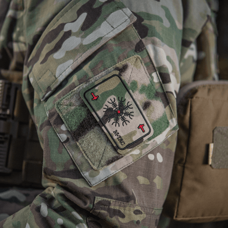 M-Tac Patch Kort Helm of Horror (broderi) på kamuflasjeuniform med Ægishjálmur-symbol, brodert Cordura 500D, slitesterkt og Velcro-feste.