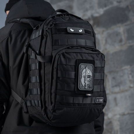 M-Tac Patch Molon Labe 3D PVC på svart ryggsekk viser taktisk design med gummimateriale og 3D-effekt, inspirert av spartanere