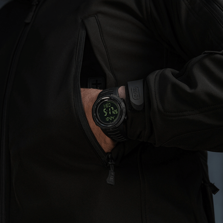 M-Tac Tactical Ur 2147 i bruk, kombinerer robust design med praktiske funksjoner som kompass og LED-bakgrunnsbelysning.