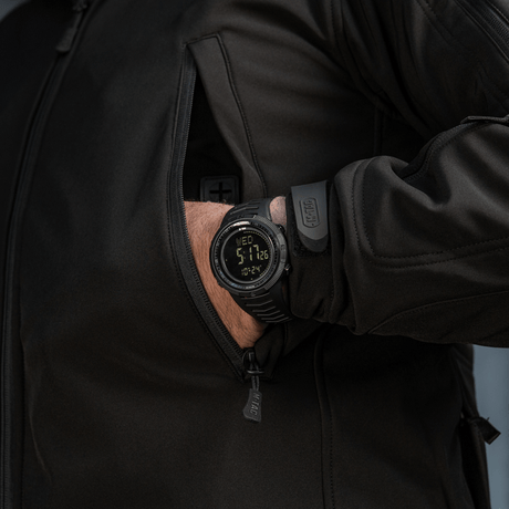 Person som bruker M-Tac Tactical Ur 2147, robust design med LED-bakgrunnsbelysning, ideell for utendørs og daglig aktivitet.