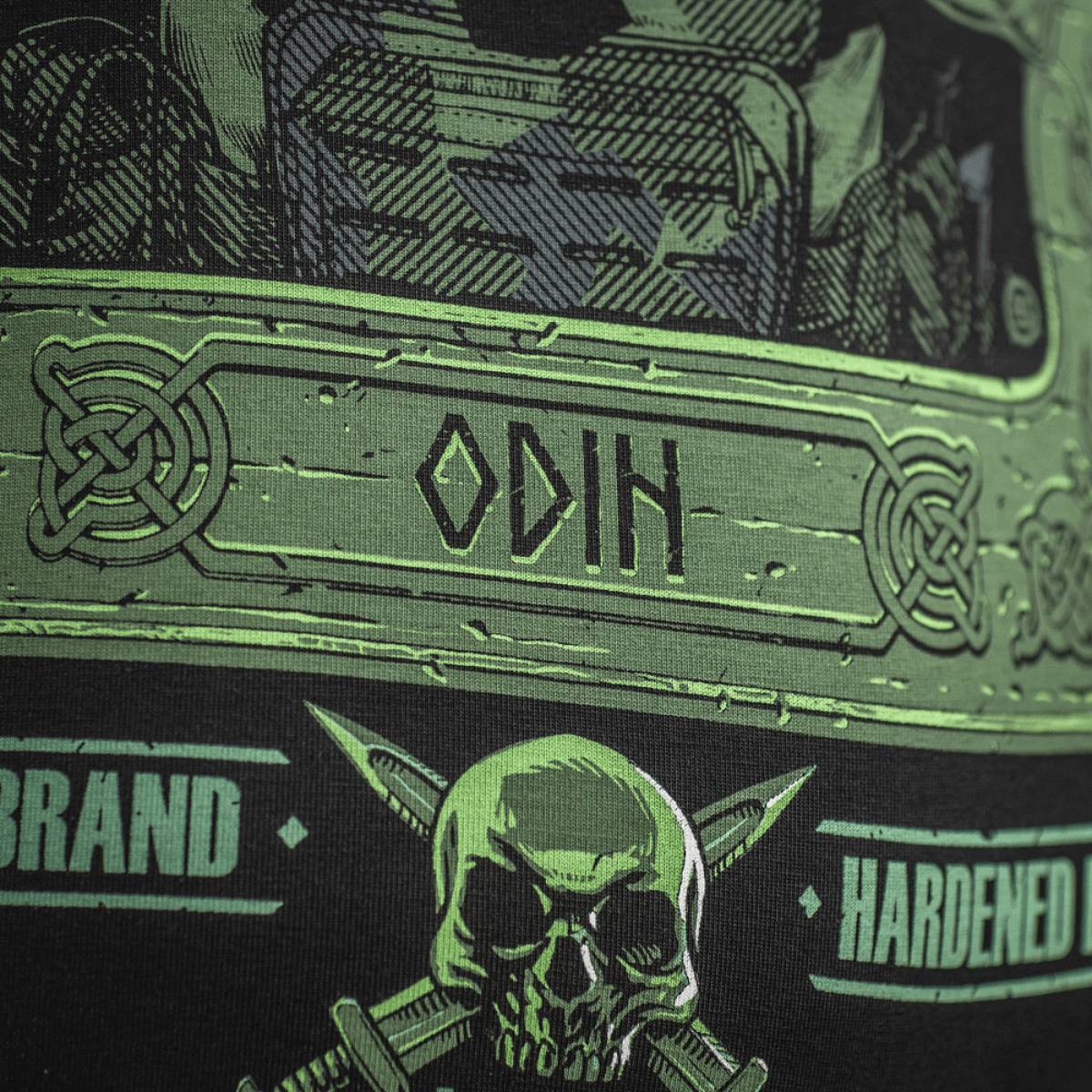 M-Tac T-Shirt Night Vision med Odin motiv og "Valhalla Calling" tekst, inspireret af nordisk mytologi. T-shirt af blød bomuldsblanding.