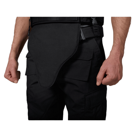 Anorak Niobium® Groin Protector I festet til svart vest for beskyttelse mot skytevåpen og spisse våpen.