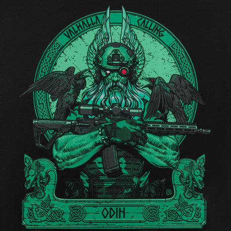 M-tac Flag Odin Night Vision 630x900 med moderne Odin i kampuniform og AR-15, flankert av ravner, symboliserer styrke og visdom.