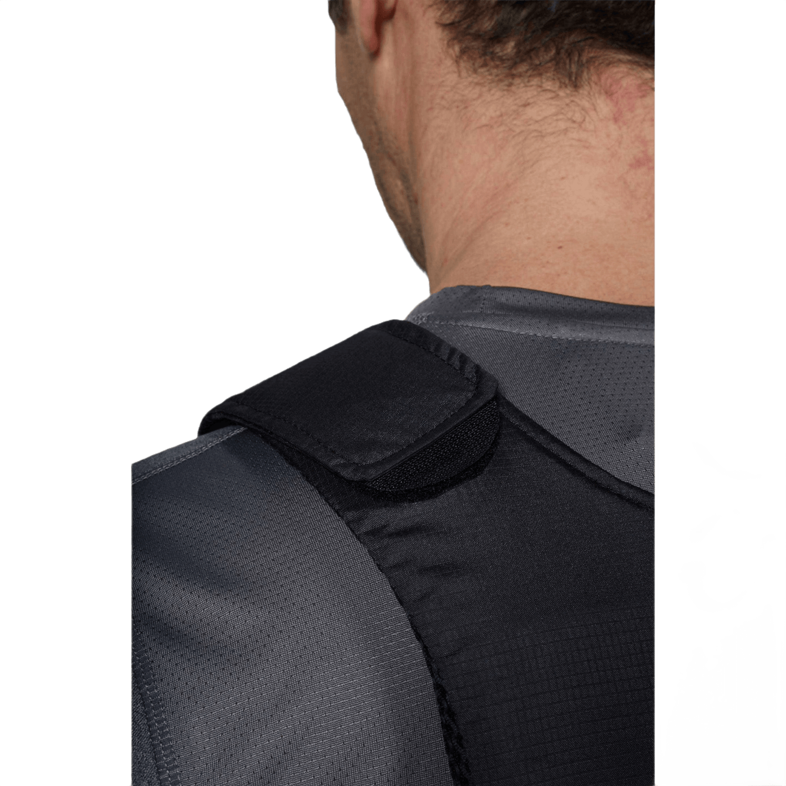 Nærbillede af Anorak Rhodium® Concealable III Stik & Skudsikker Vest på en person i gråt tøj, der viser skulderdetaljen.