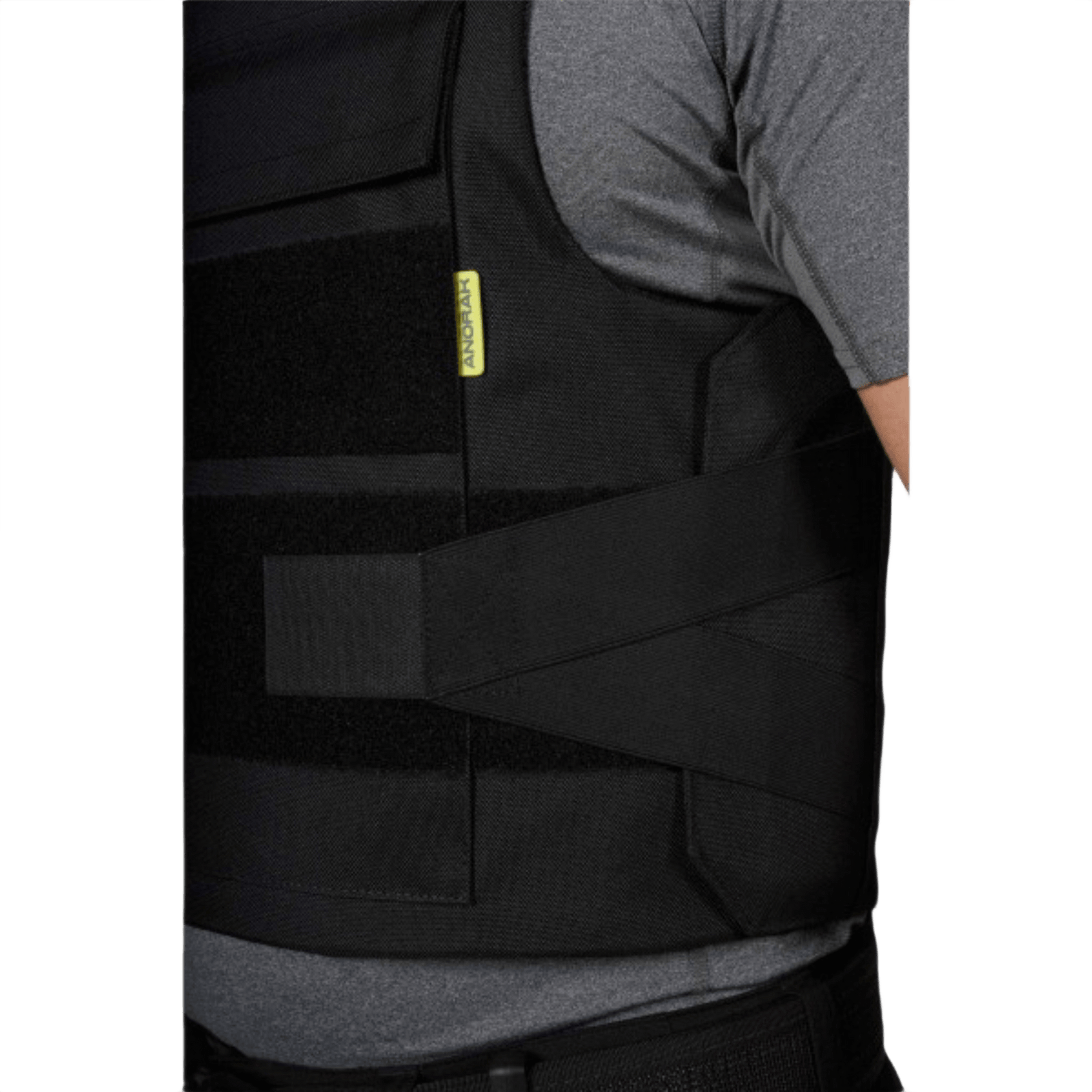 Anorak Niobium® Duty I Stik & Skudsikker Vest på en model, viser alsidighed og beskyttelse mod våben.