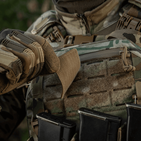 M-Tac patch Ukraine Flag med ZSU Trident PVC montert på militærvest i skogkamuflasjeomgivelser