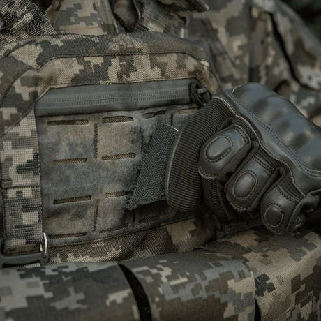 Kamuflasjeutstyr med militærhansker viser M-Tac Patch Emoji #20 klar til bruk. Taktisk utstyr med Velcro-feste.
