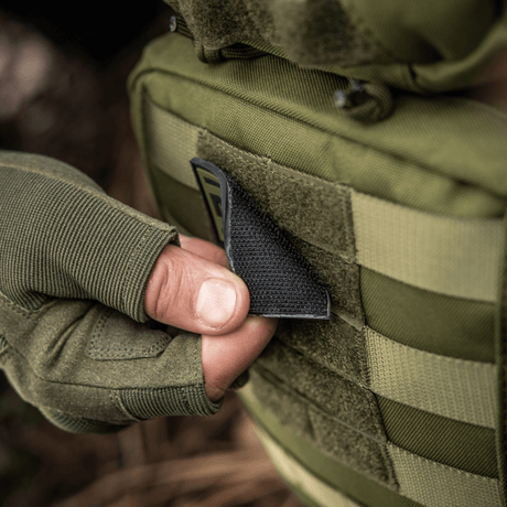 M-Tac Patch Medic PVC 3D taktisk patch festes til en militærvest med Velcro, fleksibelt PVC-materiale, ideell for medisinsk personell.