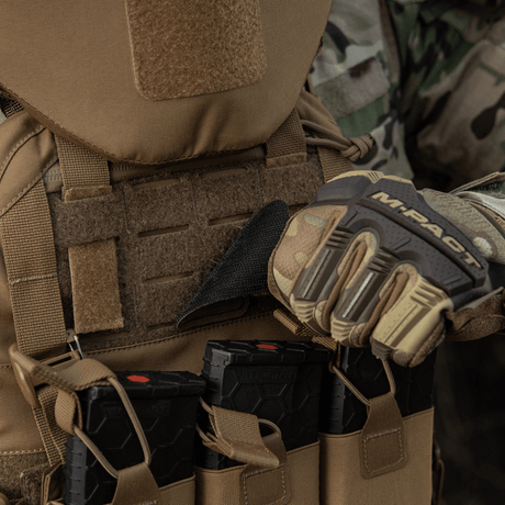 Soldat iført taktisk vest med M-Tac Patch Lucky Card (broderi) festet til Cordura 500D-stoff med Velcro