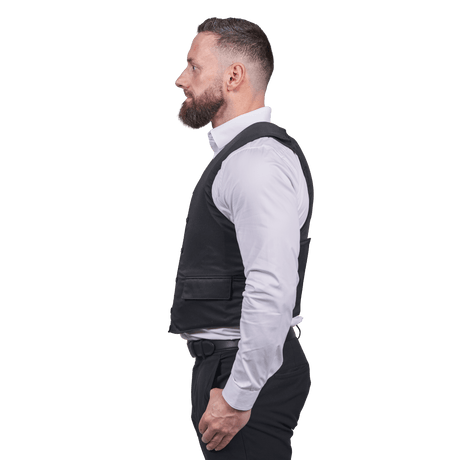 EA VIP Skud & Stiksikker Vest i sort med NIJ LEVEL IIIA, teknisk kropsbeskyttelse set fra siden, galleri position 1 på model.