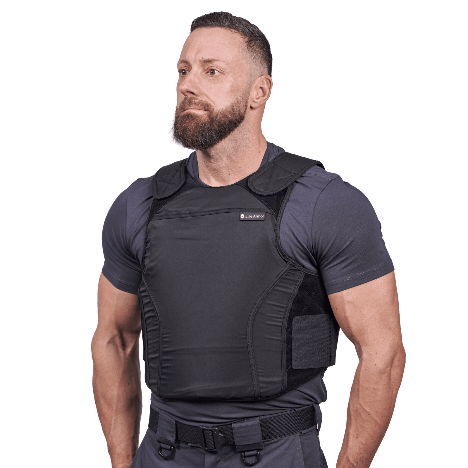 Mand iført Elite Armor Xtreme stik og skudsikker vest set forfra i vinkel