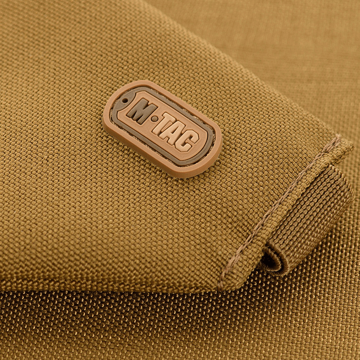 M-Tac Siddeunderlag med bælte, nærbillede af tekstur i brun farve med M-Tac logo.