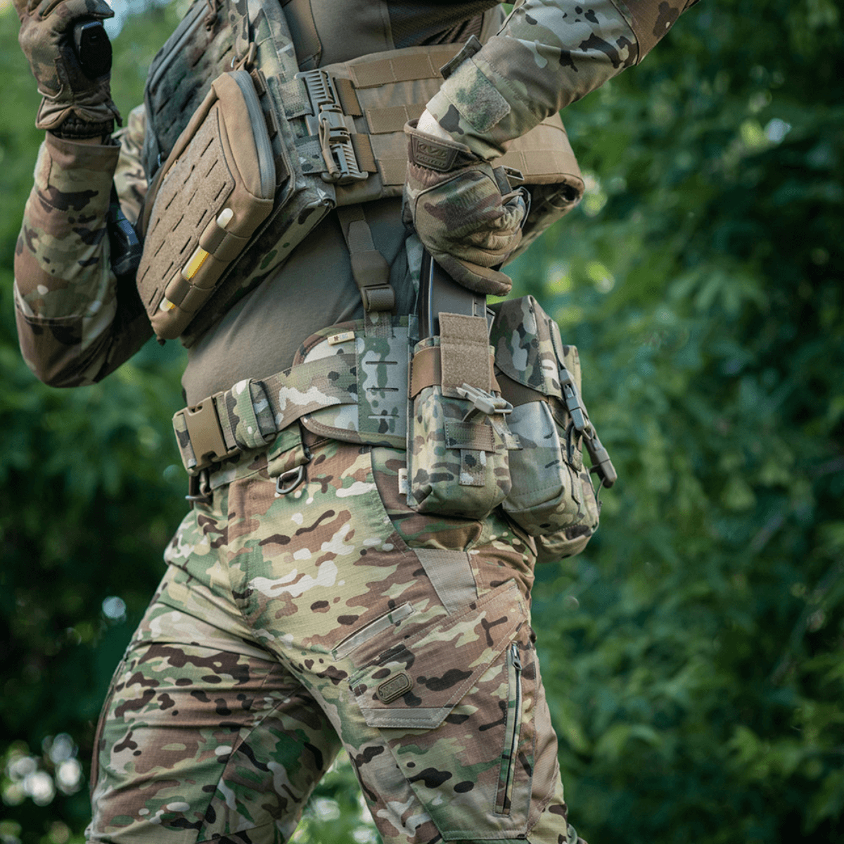 M-Tac Dobbelt Magasin Taske med Fastex Lukning i brug under taktiske operationer, fremstillet af holdbart Cordura 500D materiale.